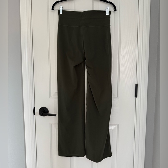 Vuori Daily Wide Leg Pants in Oregano - Picture 5 of 6